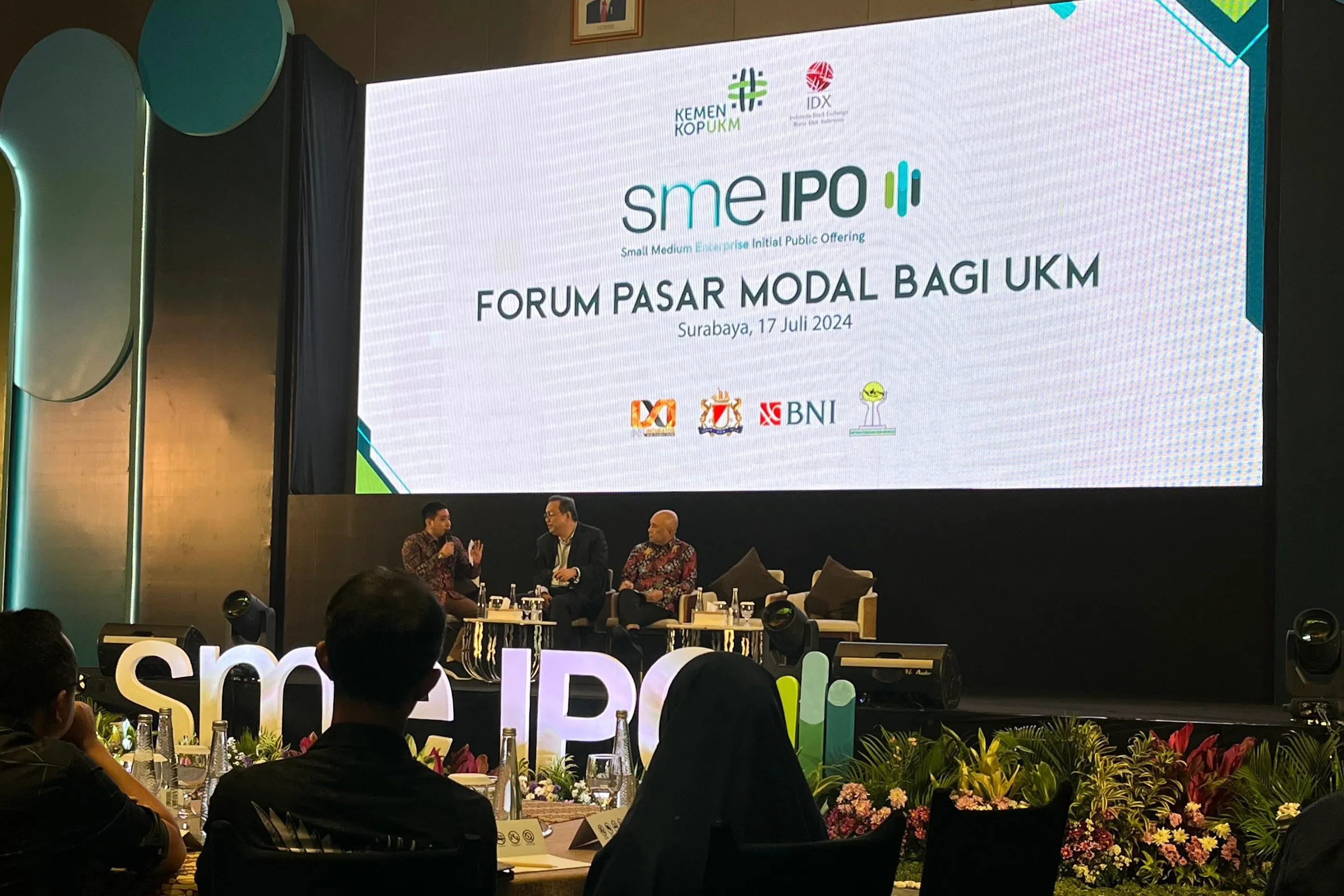 Tim Afbenesia berdiskusi