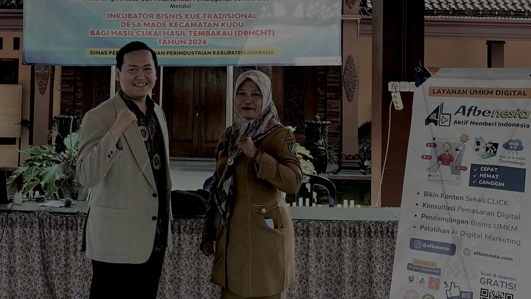 Suasana kantor profesional dengan diskusi tim